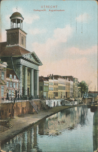 865001 Gezicht op de Oudegracht Weerdzijde te Utrecht vanaf de Viebrug met de huizen aan de westzijde met links de St. ...